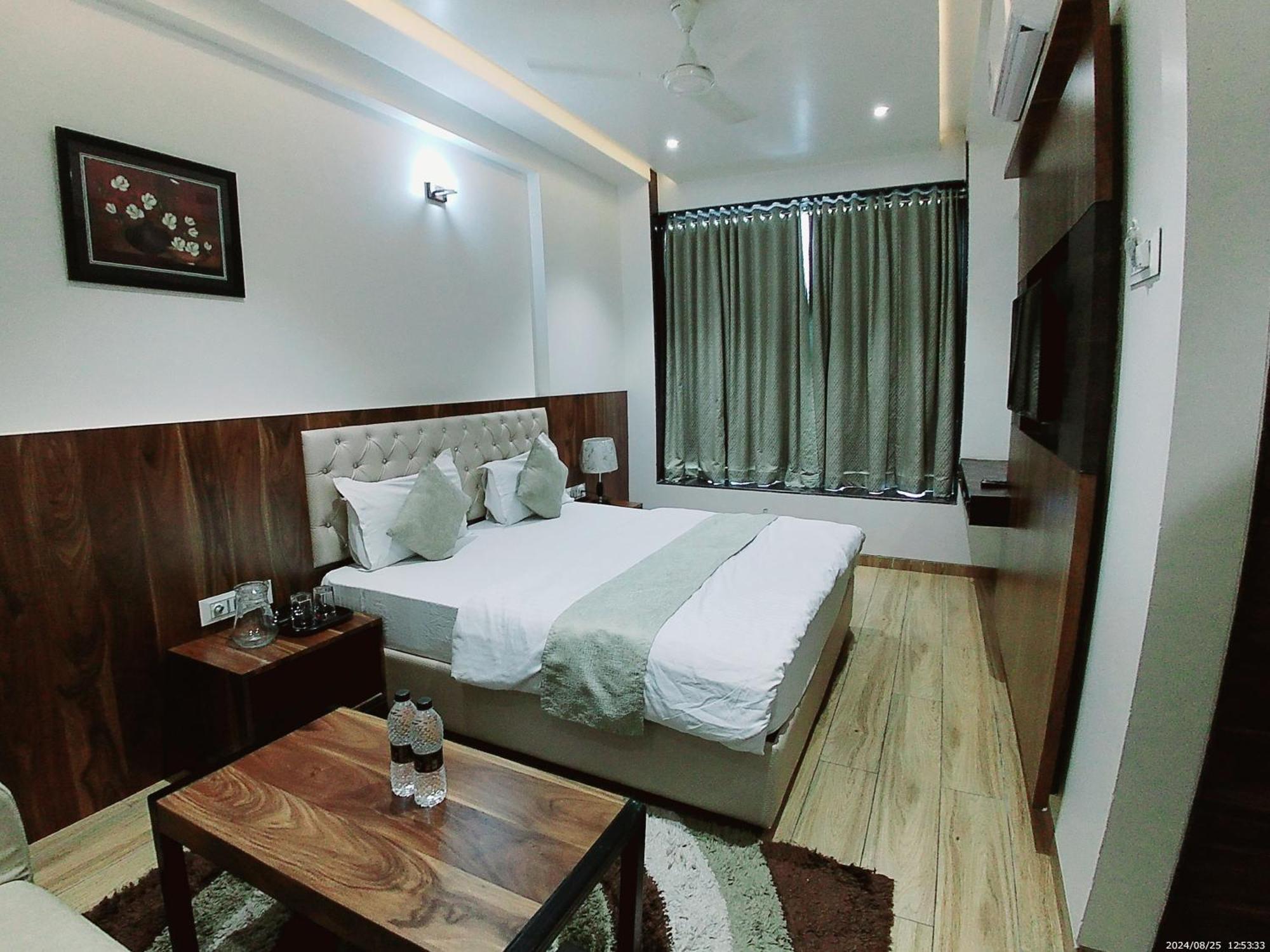Hotel Sai Pratik, Newly Built Up, Complimentary Shuttle To The Temple Shirdi Extérieur photo