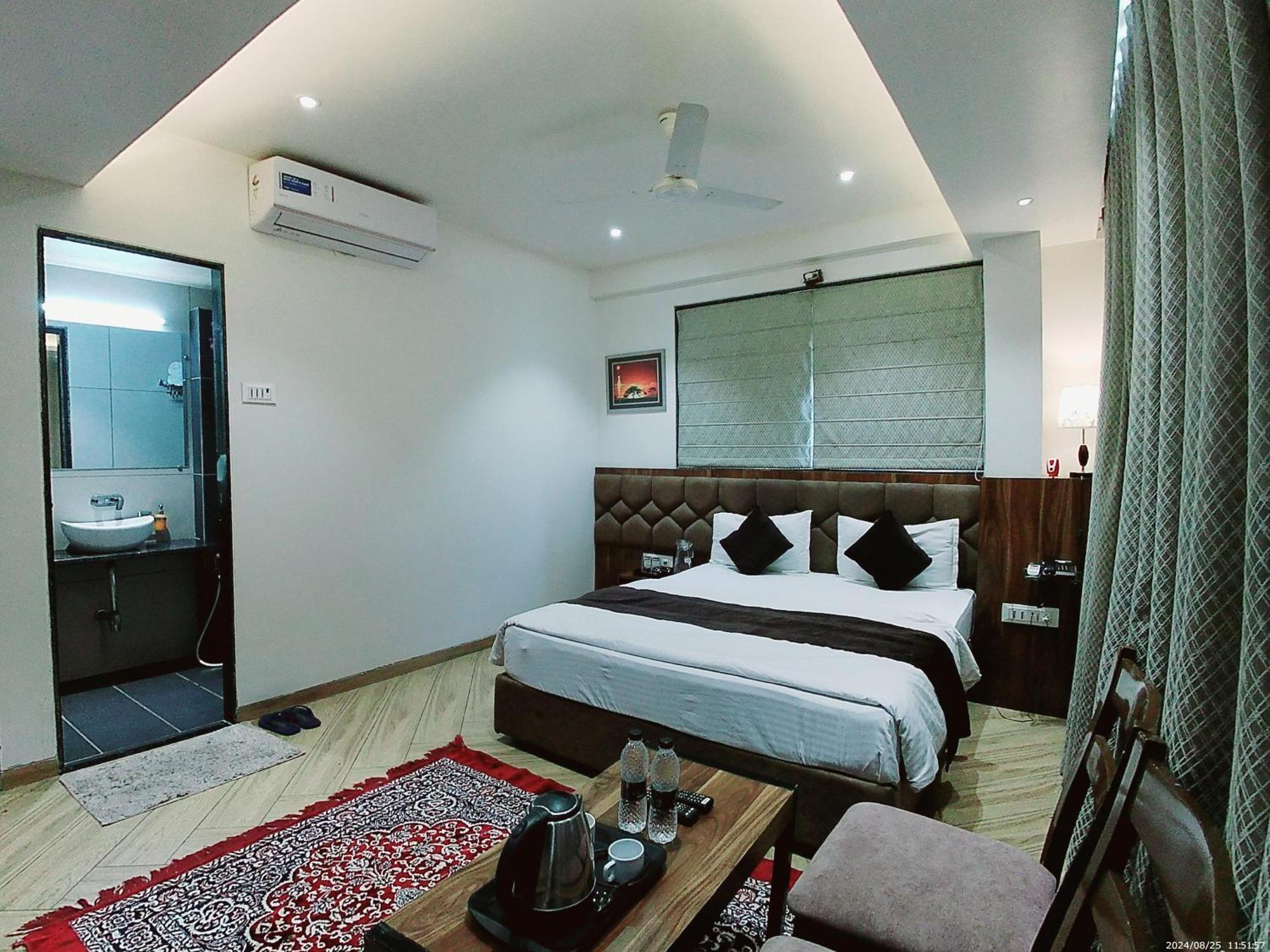 Hotel Sai Pratik, Newly Built Up, Complimentary Shuttle To The Temple Shirdi Extérieur photo