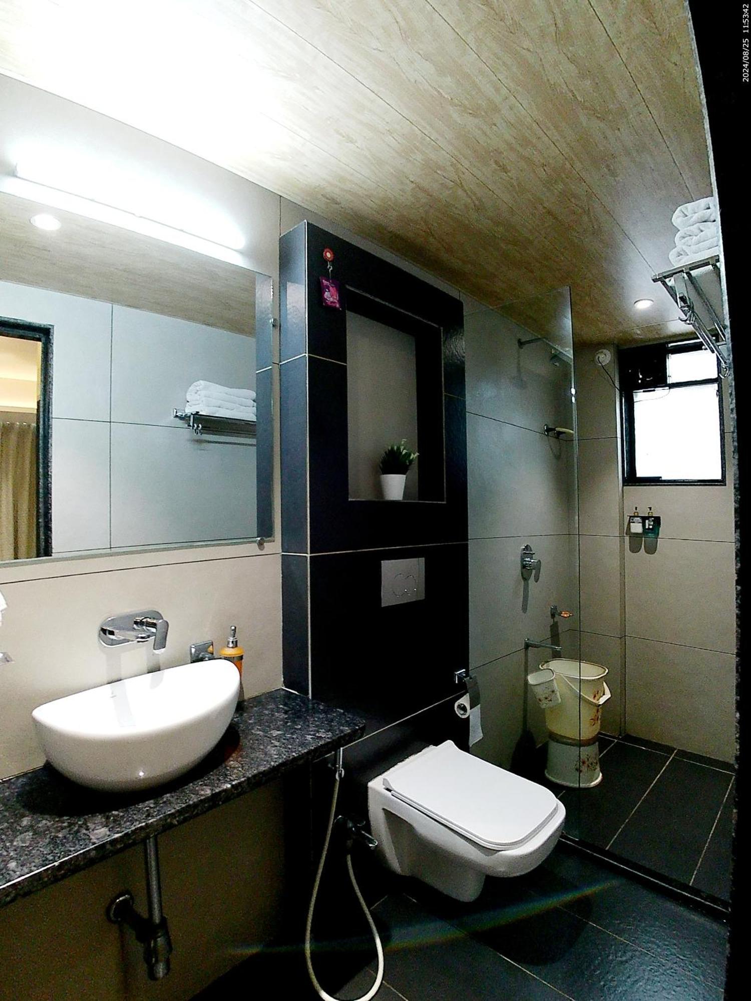 Hotel Sai Pratik, Newly Built Up, Complimentary Shuttle To The Temple Shirdi Extérieur photo