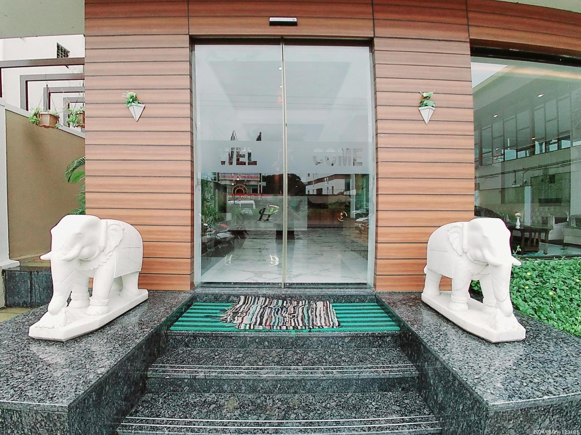 Hotel Sai Pratik, Newly Built Up, Complimentary Shuttle To The Temple Shirdi Extérieur photo